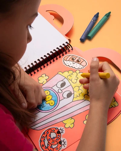 OMY - Βιβλιαράκι ζωγραφικής με αυτοκόλλητα Yummy